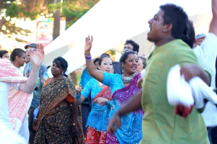 St-Kilda-Festival-bollywood-dancing-in-the-crowd
