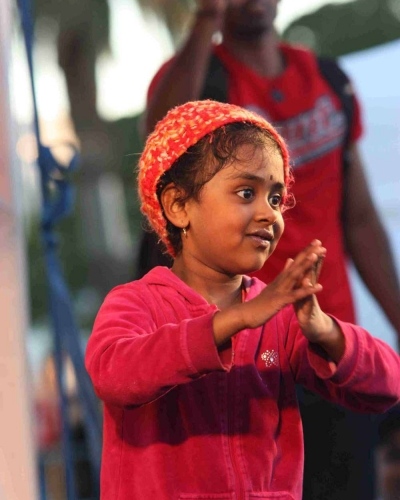 St-Kilda-Festival-little-girl-watches-Bollywood-dance