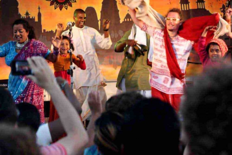 St-Kilda-festival-audience-goes-crazy-on-stage