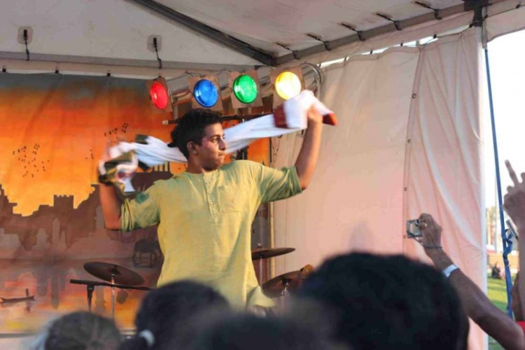St-Kilda-festival-audience-member-shows-off-his-moves